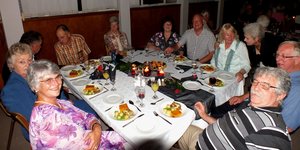 ‘n Gesellige oomblik tydens HaS se Jaareindfunksie